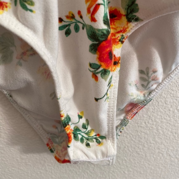 👜Ivory Floral Print Soft Bodysuit - Picture 7 of 9